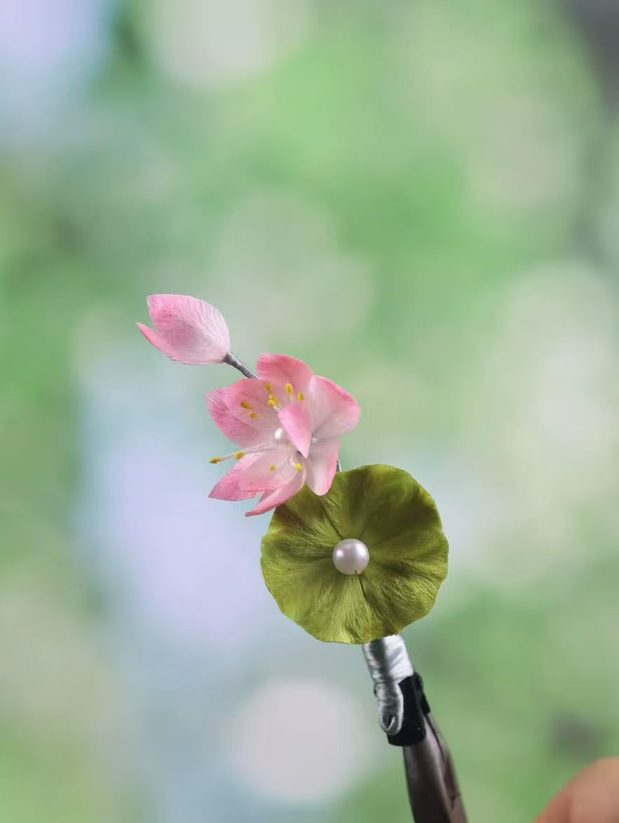 Ronghua Hairpin, lotus