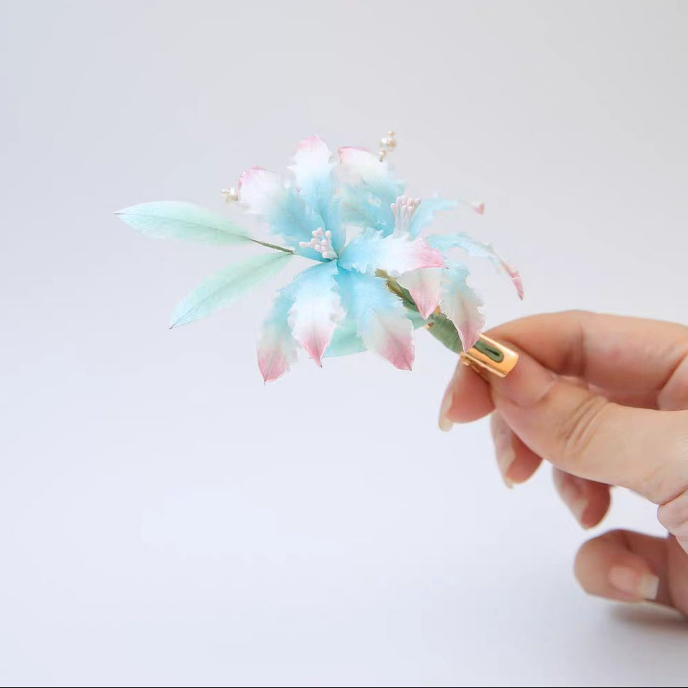 Light Blue Lily, Hairpin