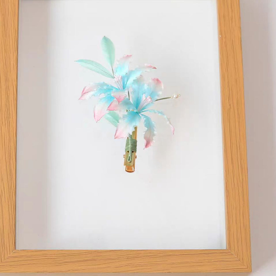 Light Blue Lily, Hairpin